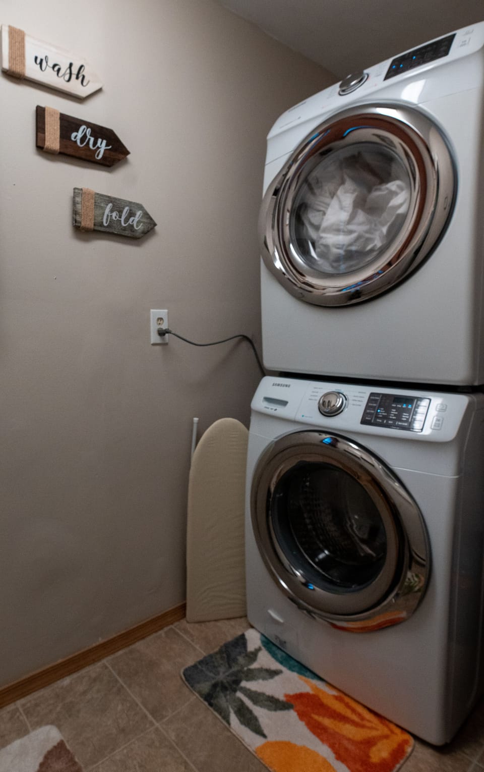 Washer/dryer/iron/iron board