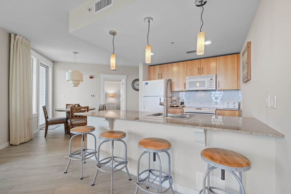 Full kitchen with breakfast bar