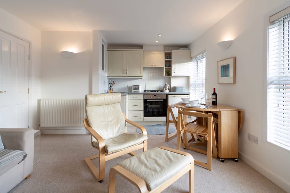 First floor: Sitting room with kitchen