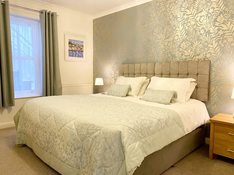 Bedroom - Ockendon House Apartment A - one bedroom self catering holiday apartment rental in Torquay on The English Riviera.