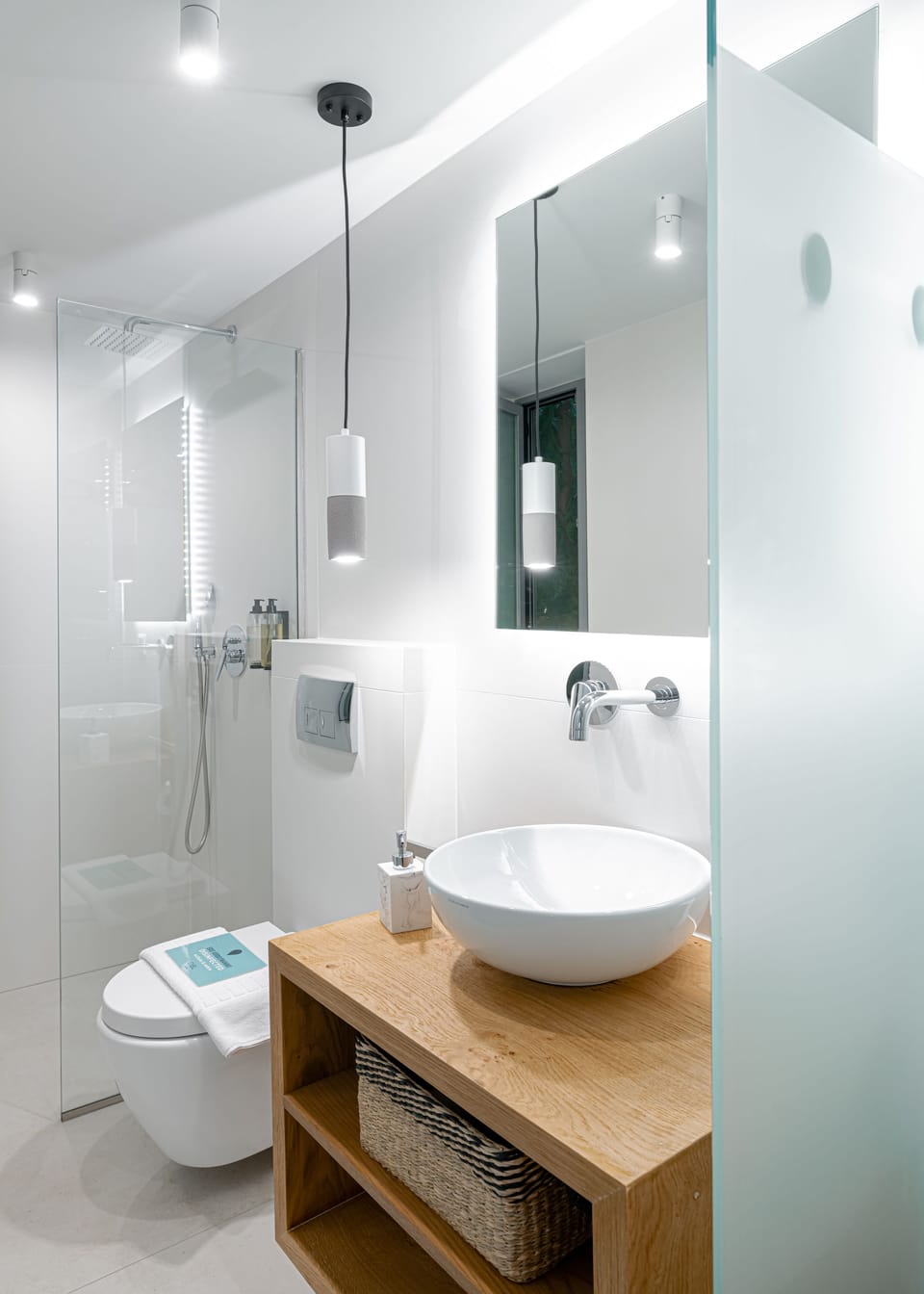 Standard Studio Suite, 1 Queen Bed, Mezzanine | Bathroom | Hair dryer, towels, soap, shampoo