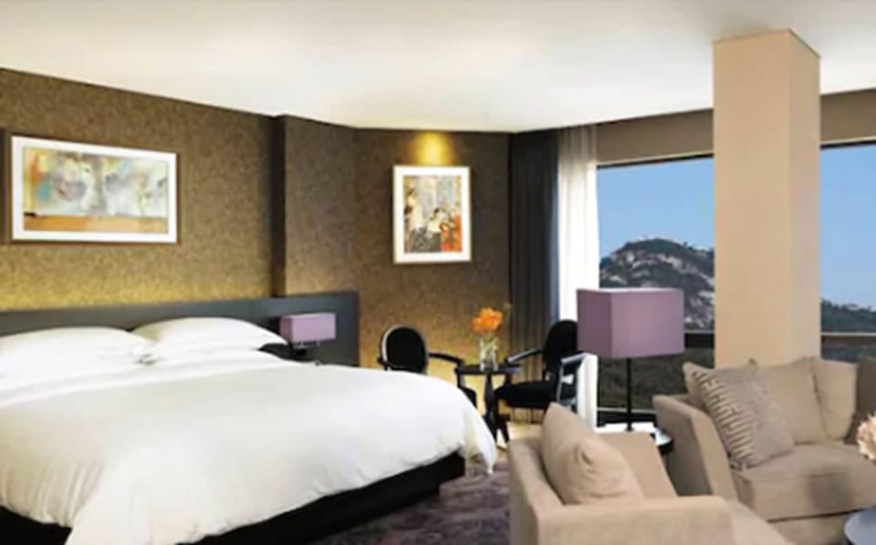 Executive Suite, 1 King Bed | In-room safe, blackout drapes, Internet, bed sheets