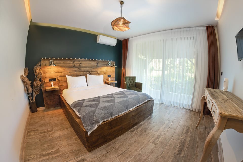 Design Room, 1 Queen Bed, Smoking, Garden View | Premium bedding, Select Comfort beds, minibar, desk