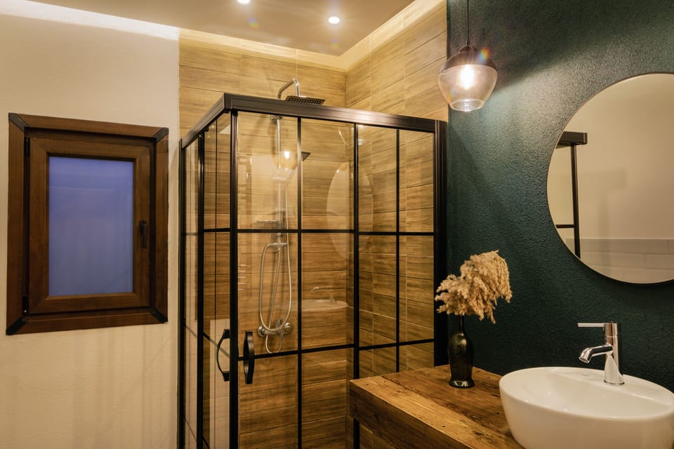 Design Room, 1 Queen Bed, Smoking, Garden View | Bathroom | Shower, rainfall showerhead, hair dryer, slippers