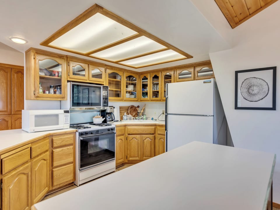Main level kitchen/New stove