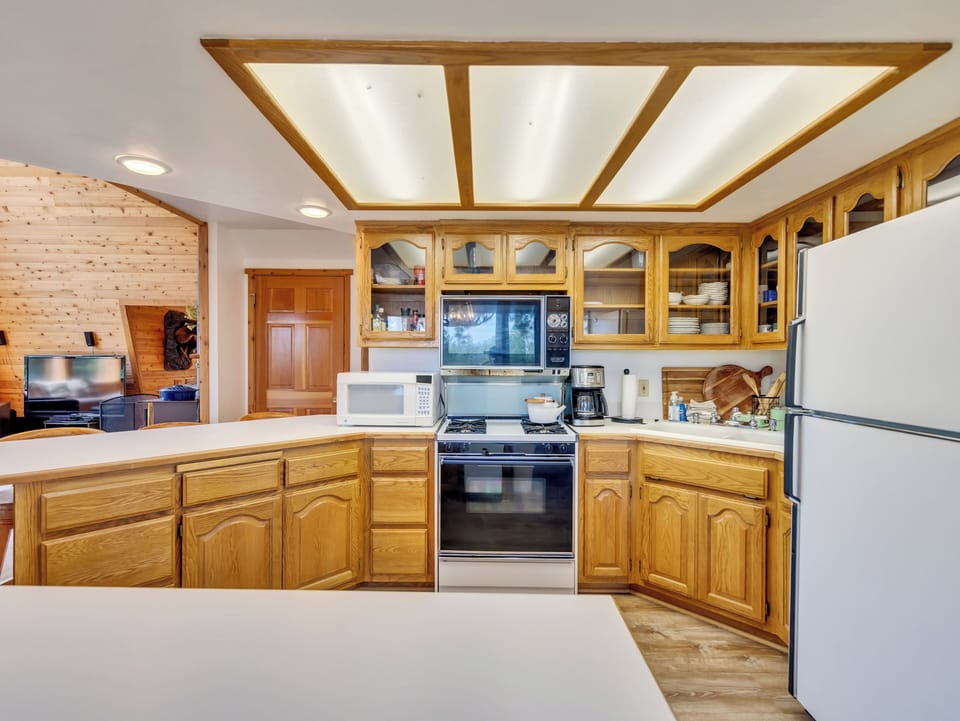 Main level kitchen/New stove