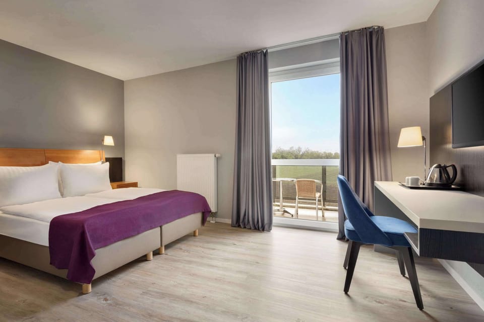 Standard Room, 1 Double Bed | Hypo-allergenic bedding, desk, blackout drapes, soundproofing
