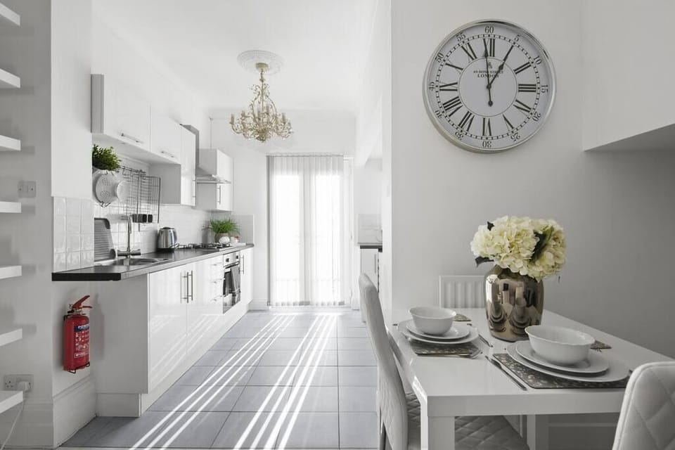 Stylish Apartment - Dining area & kitchen