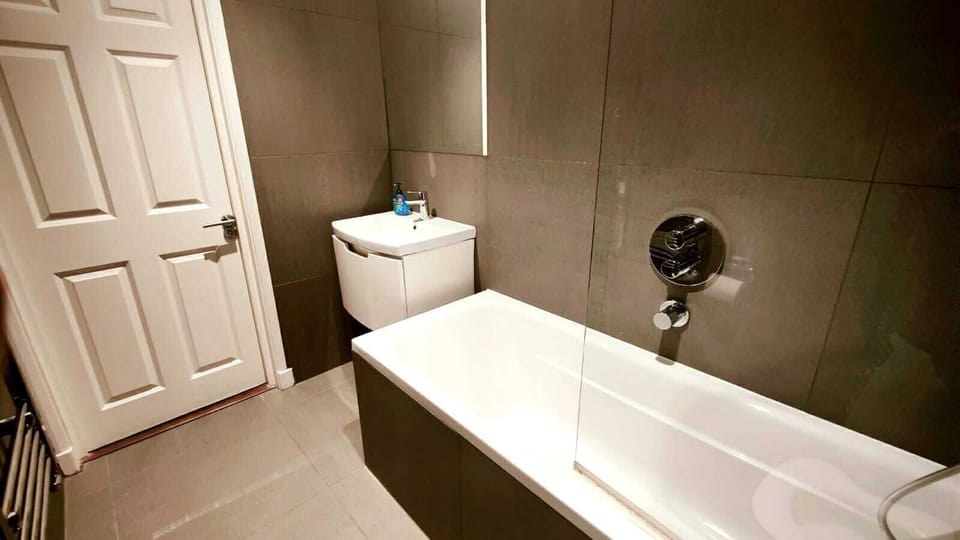 Aldgate Flats in E1. Apartment in London