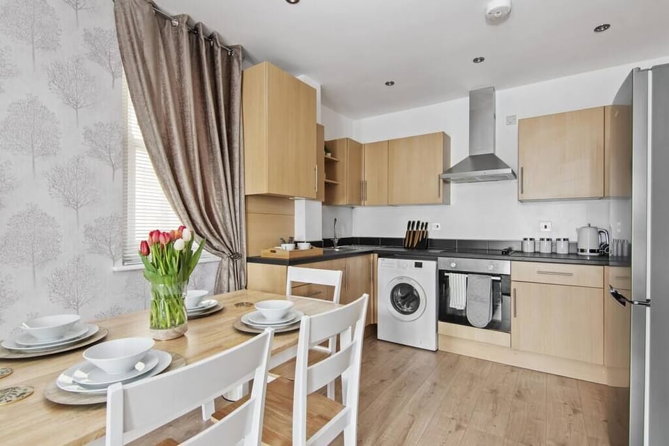 Kitchen & Dining
