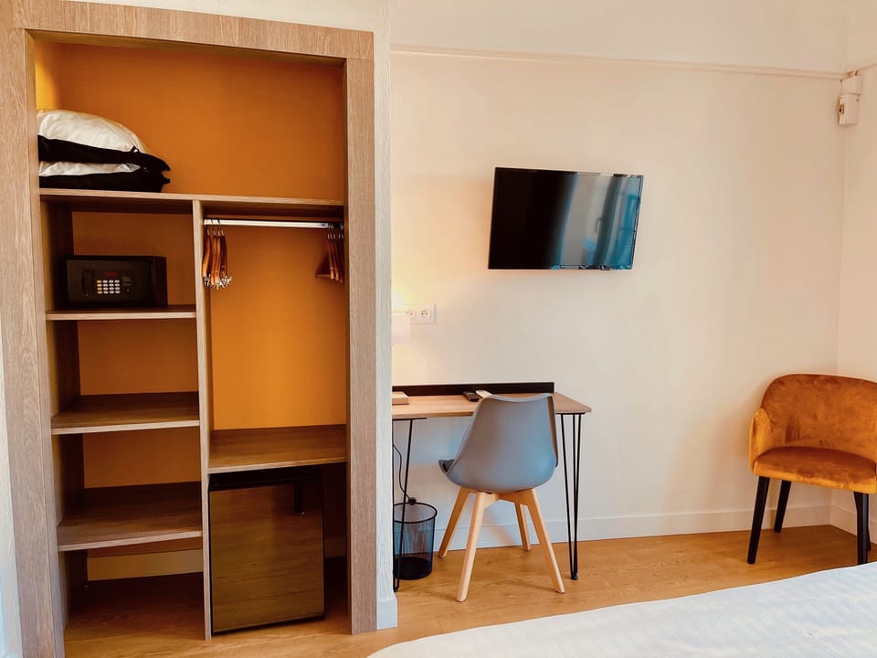 Double Room Sea View (Side) | In-room safe, individually decorated, individually furnished