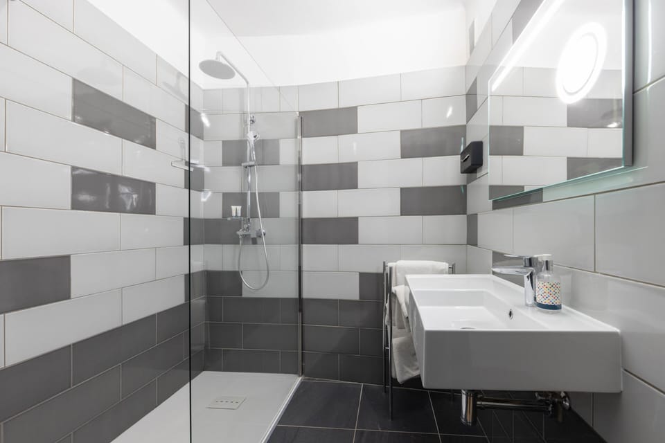 Triple Room Courtyard View | Bathroom | Free toiletries, hair dryer, towels