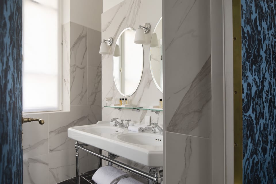 Deluxe Double Room | Bathroom | Shower, free toiletries, hair dryer, towels