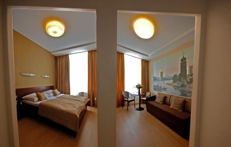 Deluxe Suite | Minibar, in-room safe, iron/ironing board, free cribs/infant beds