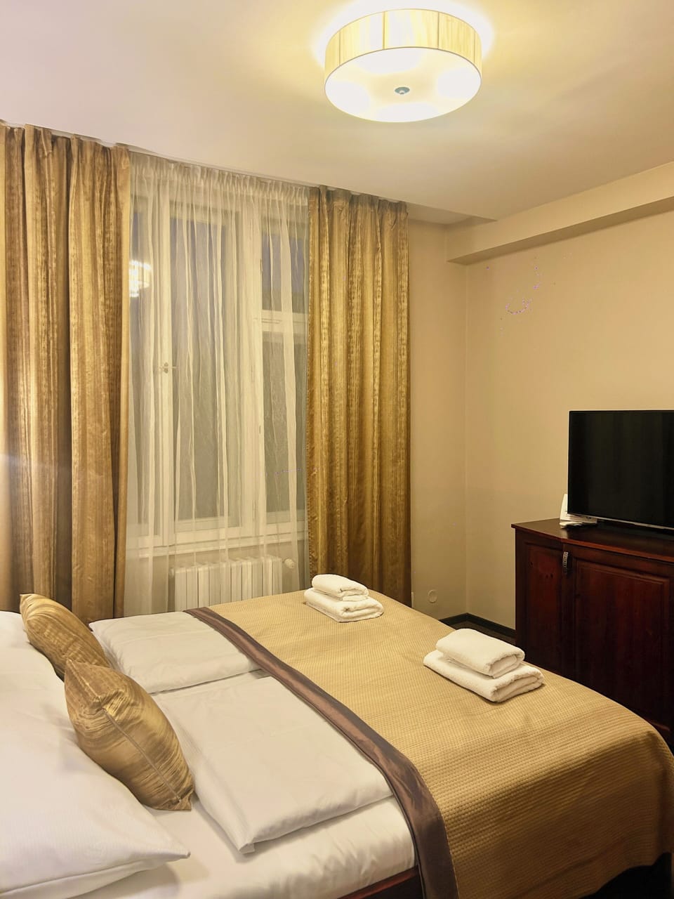Deluxe Suite | Minibar, in-room safe, iron/ironing board, free cribs/infant beds