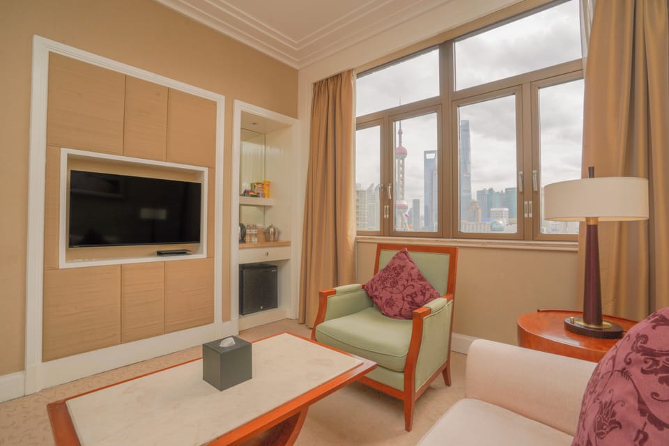 Suite | Minibar, in-room safe, desk, blackout drapes