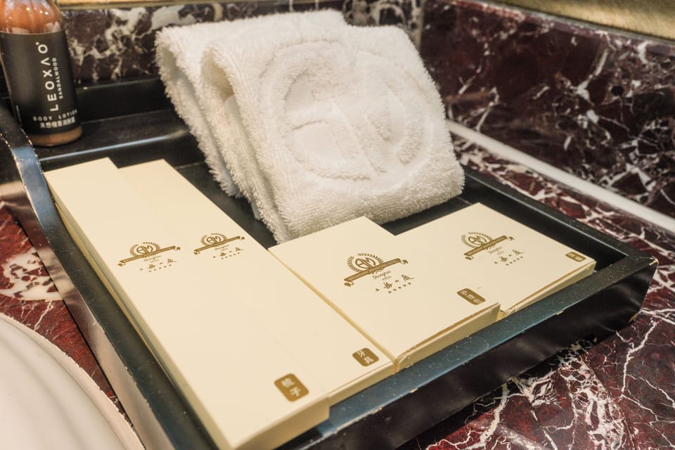 Deluxe Twin Room | Minibar, in-room safe, desk, blackout drapes