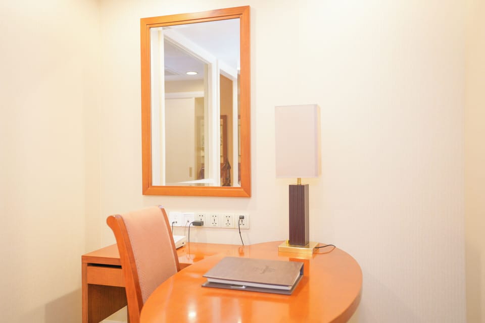 Executive Room, 1 King Bed, City View | Minibar, in-room safe, desk, blackout drapes