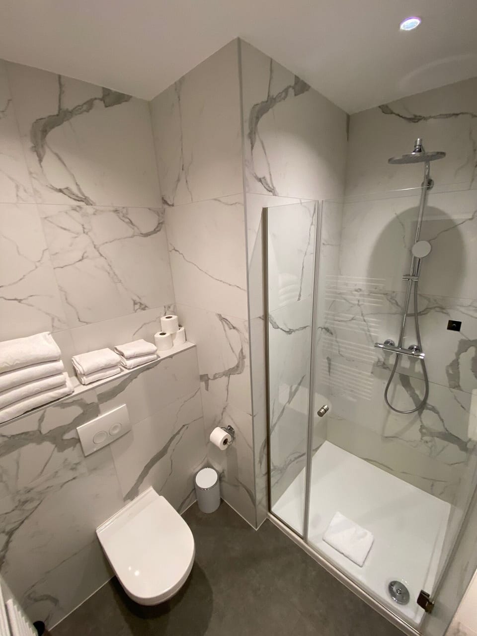 Quadruple Room | Bathroom | Free toiletries, hair dryer, slippers, towels