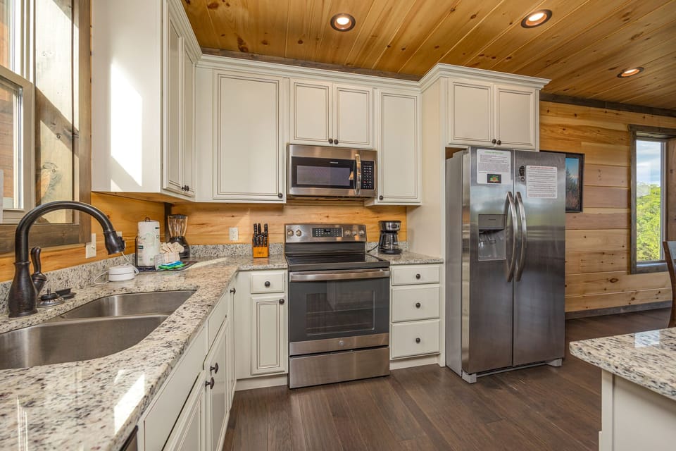 Fully equipped kitchen: cook/dinner/bake/silver-ware included