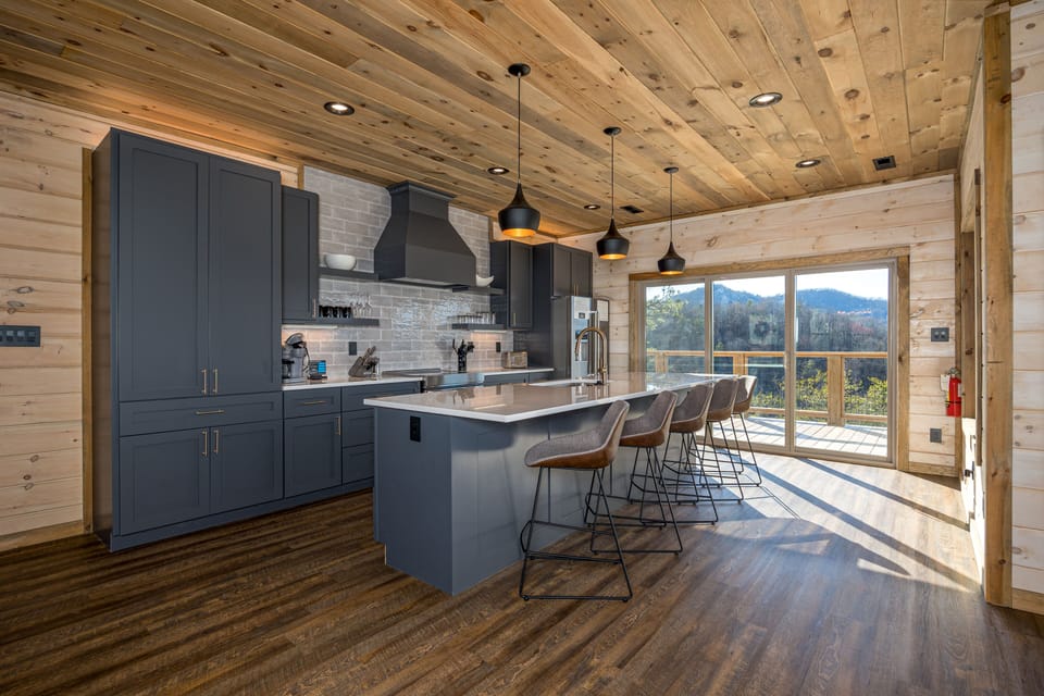 Fully equipped kitchen: silver/dish/cook/bake-ware