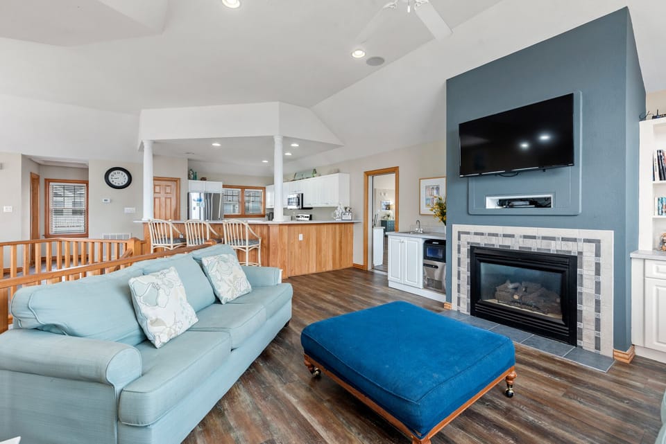 BU18: White Dolphin | Top Level Living Area - Left Side (Fireplace Not Available For Guest Use)