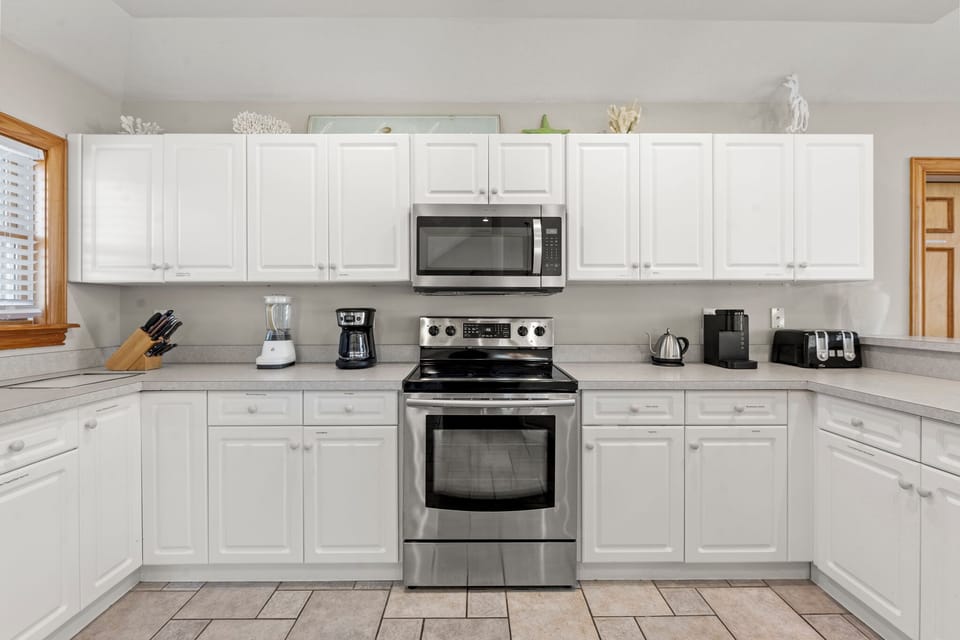 BU18: White Dolphin | Top Level Kitchen - Left Side