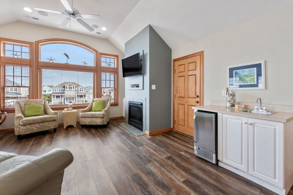 BU18R: White Dolphin (Right) | Top Level Living Area - Fireplace Not Available For Guest Use