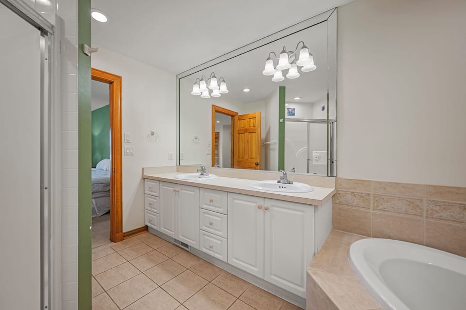 BU18R: White Dolphin (Right) | Mid Level Bedroom 4 Private Bath