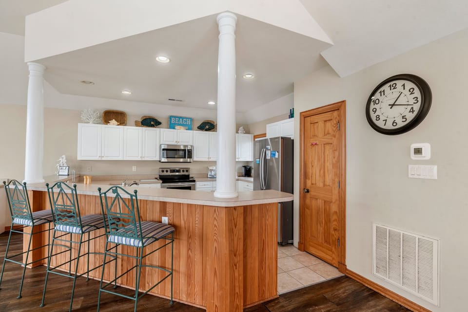 BU18R: White Dolphin (Right) | Top Level Kitchen