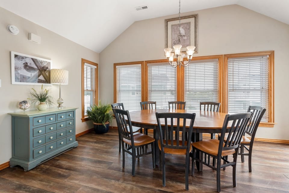 BU18R: White Dolphin (Right) | Top Level Dining Area