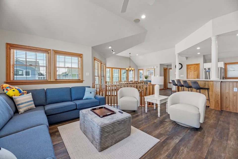 BU18L: White Dolphin (Left) | Top Level Living Area
