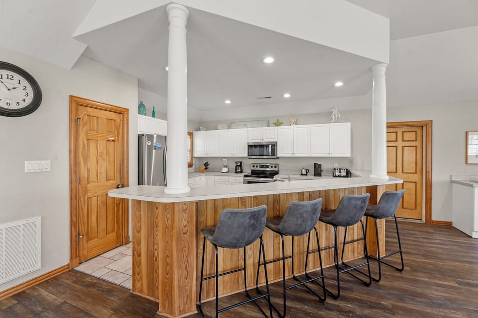 BU18L: White Dolphin (Left) | Top Level Kitchen