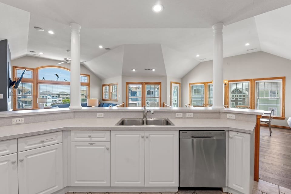 BU18L: White Dolphin (Left) | Top Level Kitchen