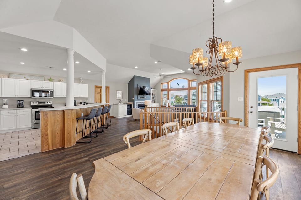 BU18L: White Dolphin (Left) | Top Level Dining Area