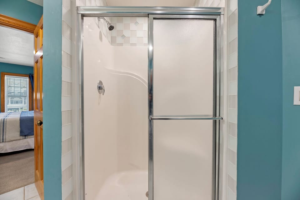 BU18L: White Dolphin (Left) | Mid Level Bedroom 4 En Suite Bath