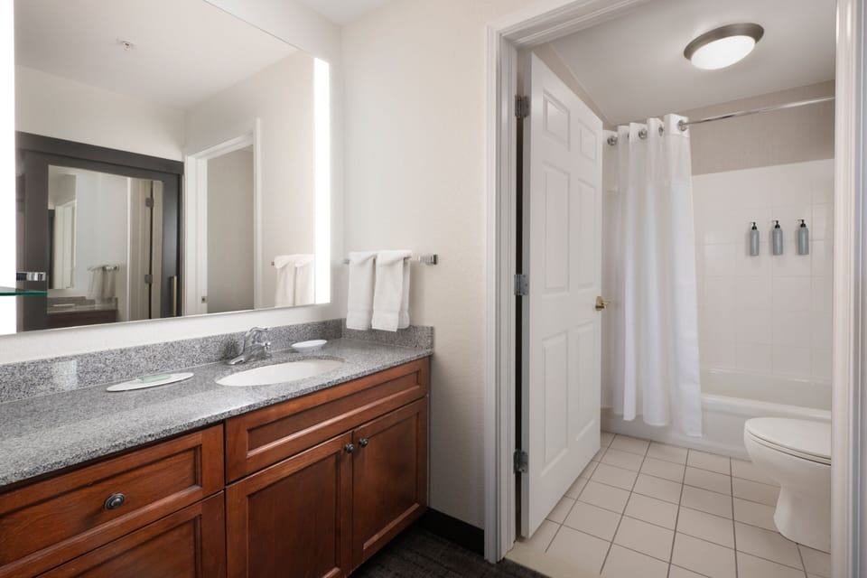 Combined shower/tub, free toiletries, hair dryer, towels