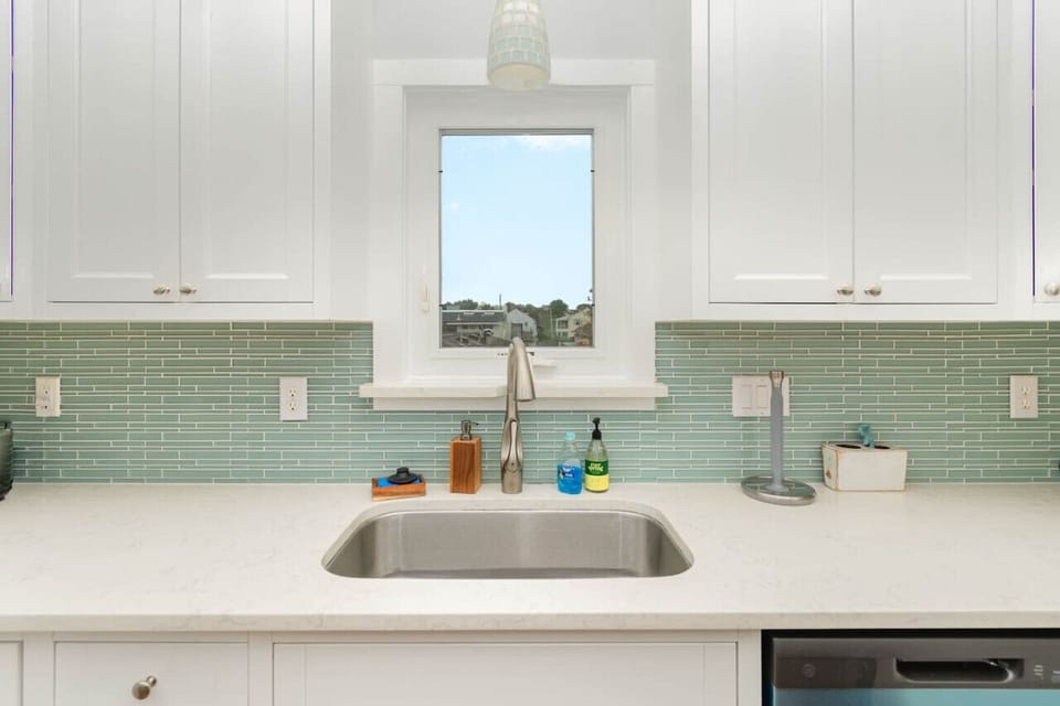 Who wants to do dishes on vacation? Throw them in the dishwasher! Soap and everything is provided for you.
