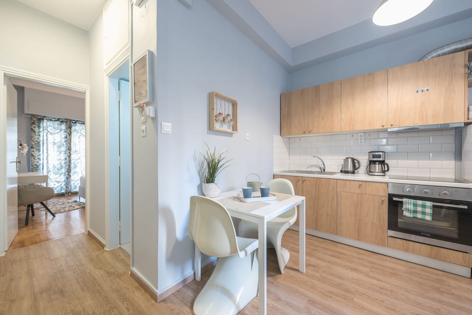 City Apartment | Private kitchen | Full-size fridge, oven, stovetop, coffee/tea maker