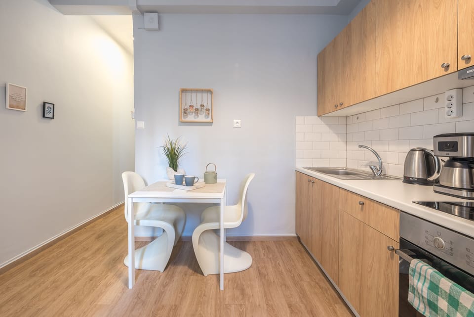 City Apartment | Private kitchen | Full-size fridge, oven, stovetop, coffee/tea maker