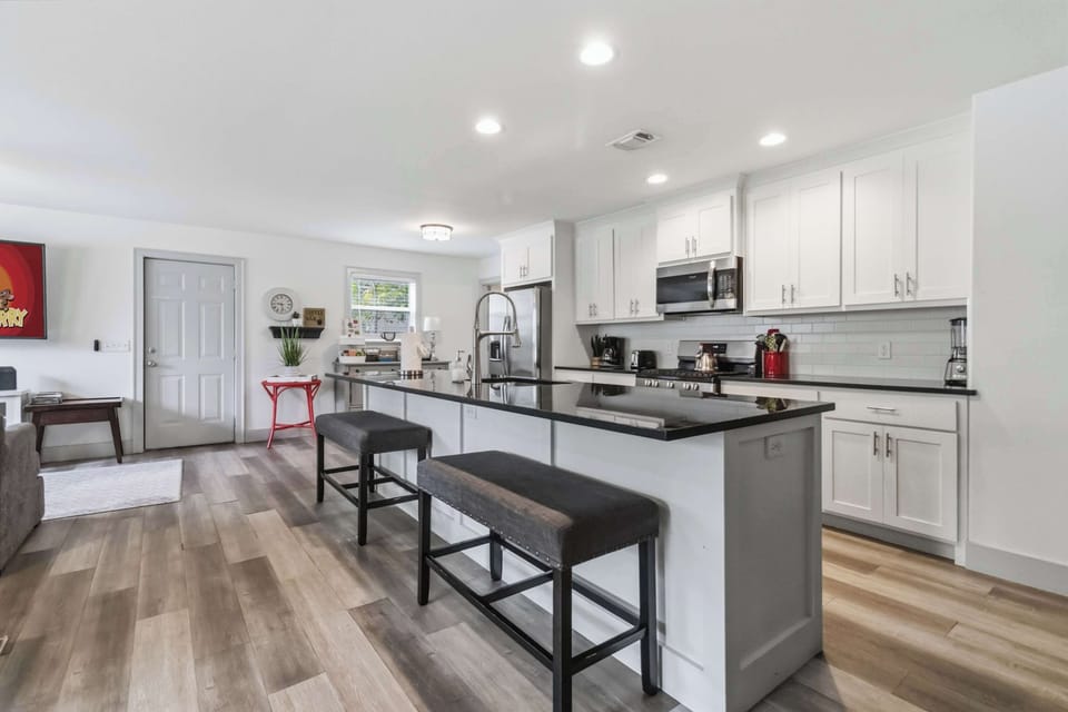 Kitchen bar with all your needs for cooking and preparing food.