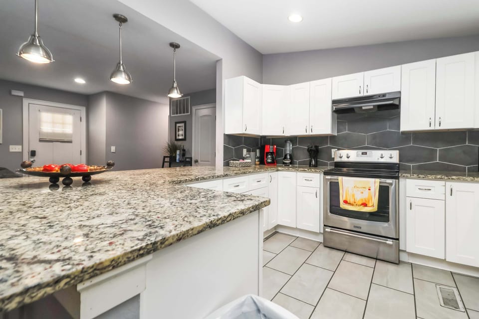 The kitchen has everything you need to cook at home 