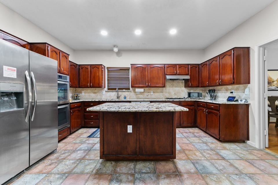 Spacious Chef's kitchen to spice up your visit