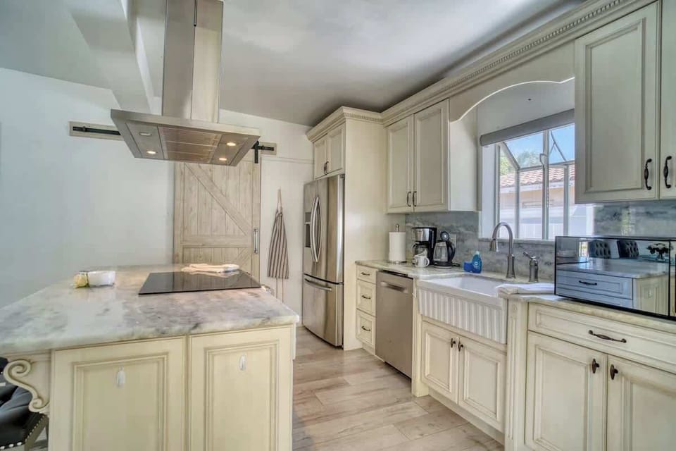 Beautiful kitchen full equipped  