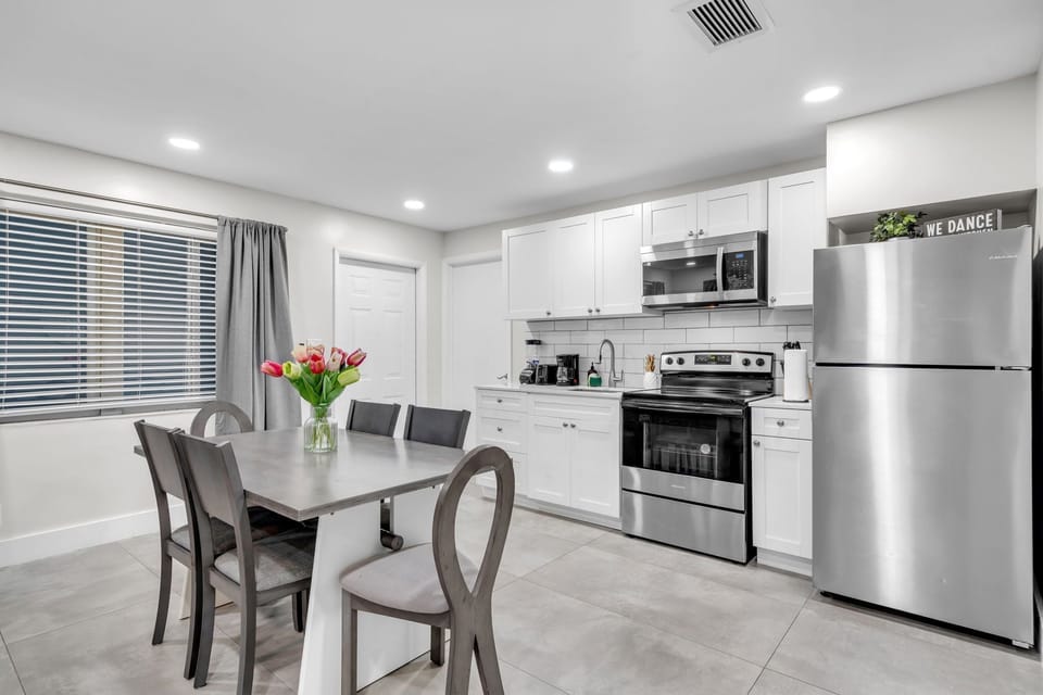 Premium 2 Bedroom Apt w/ Kitchen | Private kitchen | Coffee/tea maker, electric kettle