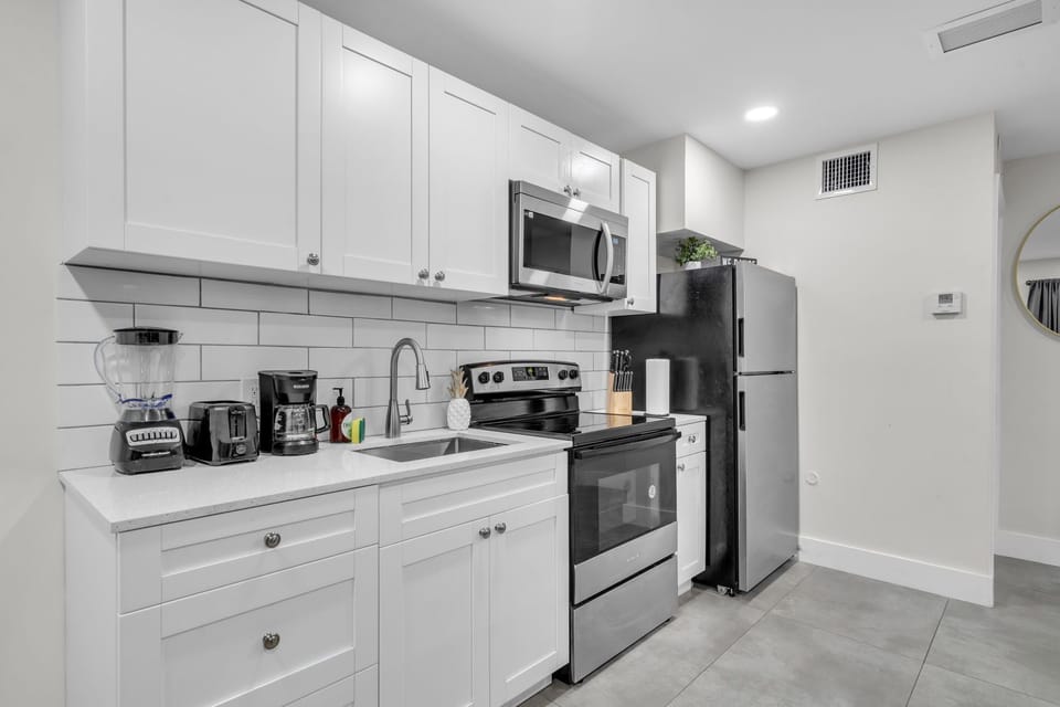 Premium 2 Bedroom Apt w/ Kitchen | Private kitchen | Coffee/tea maker, electric kettle