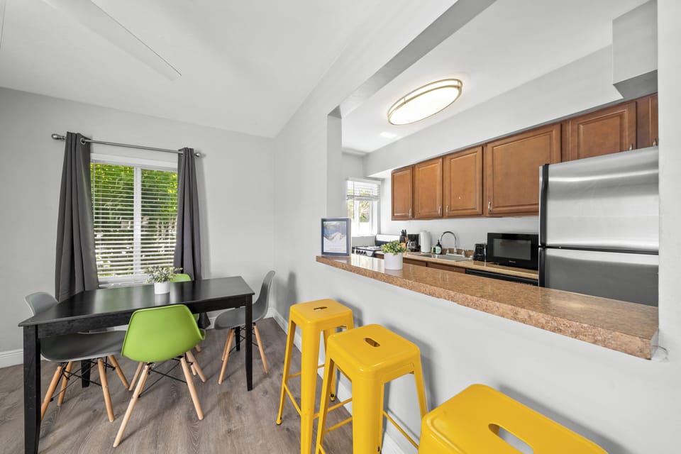 Standard 1-Bedroom Queen w/ Kitchen, Patio & Sofa Bed | In-room dining