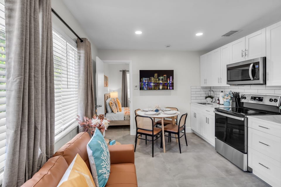 Premium 2-Bedroom Queen w/ Kitchen & Sofa Bed | Dining room