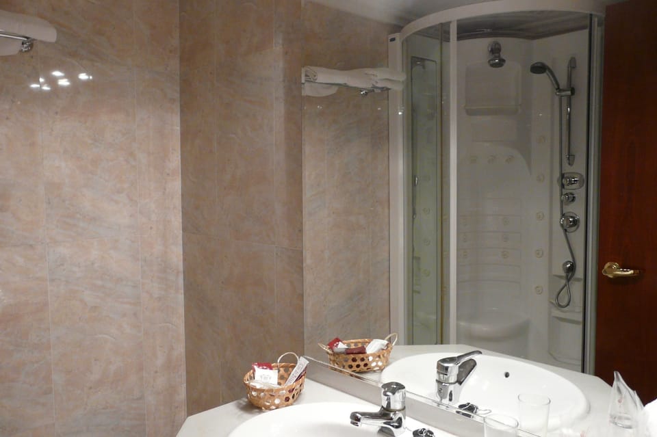 Superior Twin Room | Bathroom | Free toiletries, hair dryer, towels