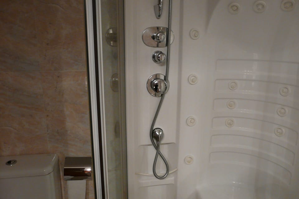 Superior Twin Room | Bathroom shower